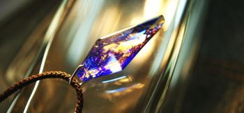 ラフォルム ガラスジュエリー ガラスアクセサリー Blue galaxy ～ 真夏の星屑 ～ ベースにはコバルトブルーを使用しました。斜め方向からご覧いただきますと、ラメが重なり合い様々な色合いの輝きをご覧いただけます。太陽の光には一層美しく輝きま…