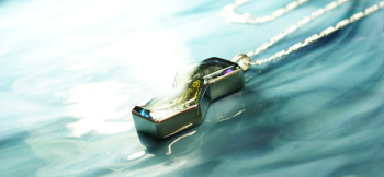 Ties of the heart 周りをSilver925製の枠でコラボレーション加工しています。
 ラフォルム ガラスジュエリー ガラスアクセサリー