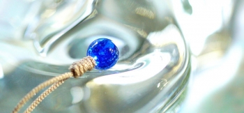 ラフォルム ガラスジュエリー ガラスアクセサリー Skyblue planet シンプルな小ぶりの球体フォルム。透明感のあるスカイブルーの色味に、細かな銀箔を散りばめた素敵な世界にひとつのオリジナルペンダントが完成いたしました。煌きを施しスカイブル…