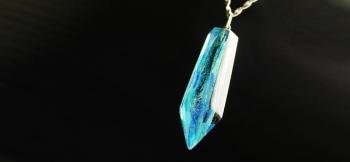 ラフォルム ガラスジュエリー ガラスアクセサリー An icicle Crystal 時をこえて、あなたはかけがえのない水のCrystal。愛しい氷柱の天使。凛として・・今。

六角柱をベースにしたフォルムです。上方は徐々に細く、下方は六角垂の…