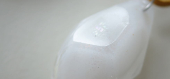 White Snow ～ しずくのかけら  ～ 優しいレインボーラメが輝きます。写真では判り辛いですが、全体を包むように施していますので大変美しいです。 ラフォルム ガラスジュエリー ガラスアクセサリー
