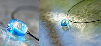 かんたん封入ペンダント / Water circle planet ドーム型の可愛らしいフォルム。下部に文字彫刻を行いました。 ラフォルム ガラスジュエリー ガラスアクセサリー