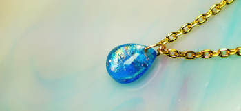 Memorial drop ～ アクアの海に眠る ～ 内部に煌きを施したメモリアルドロップペンダント。 ラフォルム ガラスジュエリー ガラスアクセサリー