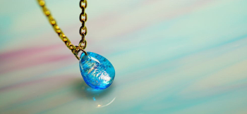 Memorial drop ～ アクアの海に眠る ～ ターコイズブルーをベースにした透明感のある仕上がりです。 ラフォルム ガラスジュエリー ガラスアクセサリー