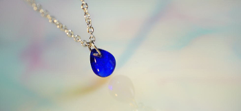 Memorial drop ～ 深海の煌きを見つめて ～ 身に着けやすいペンダントに仕上がりました。 ラフォルム ガラスジュエリー ガラスアクセサリー