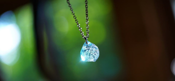 Blue holy water 光に透過させても反射させても美しい逸品。 ラフォルム ガラスジュエリー ガラスアクセサリー