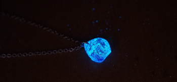Blue holy water 暗闇では神秘的な光を放ちます。 ラフォルム ガラスジュエリー ガラスアクセサリー
