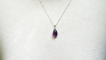 Precious violet 小ぶりで可愛らしいドロップタイプペンダント。 ラフォルム ガラスジュエリー ガラスアクセサリー