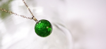 ラフォルム ガラスジュエリー ガラスアクセサリー Dichroic planet width circle ～ Spring green ～ 爽やかな黄緑色、「スプリンググリーン」をベースにした、シンプルな球体ペンダントが完成いたしました。サイズを…