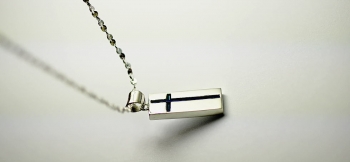 ラフォルム ガラスジュエリー ガラスアクセサリー The Lord's Prayer シンプルで小ぶりのプレートタイプペンダント。Silver925素材のオリジナルプレートトップに、クロス状にブルーの色合いと細身のダイクロ偏光ガラスの煌きを施してお…