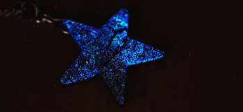 Eternity star 光を吸収し神秘的なブルーの淡い光を放ちます。 ラフォルム ガラスジュエリー ガラスアクセサリー