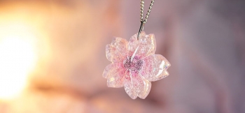 ラフォルム ガラスジュエリー ガラスアクセサリー Eternity cherry blossom 淡く暖かい薄紅色。優しい桜の花一輪。煌きをちりばめた「エルビウムピンク」のグラデーション。可愛らしい世界にひとつのオリジナルメモリアルペンダントが完成…