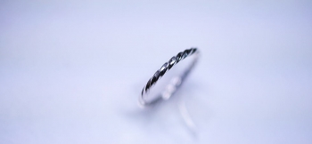 ラフォルム ガラスジュエリー ガラスアクセサリー TWIST RING 大切なお形見の石付きのリングをリメイクさせていただいた、世界にひとつのオリジナルデザインリングが完成いたしました。素材の関係で、1点はSilver925素材にて新たに石付きのリ…