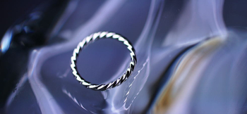 TWIST RING ねじりを加えた細身のオリジナルリング。 ラフォルム ガラスジュエリー ガラスアクセサリー
