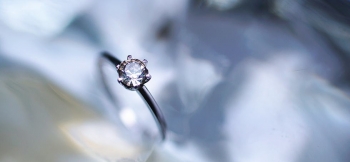 ラフォルム ガラスジュエリー ガラスアクセサリー CHATON RING 大切なお形見の石付きのリングをリメイクさせていただいた、世界にひとつのシンプルなオリジナルデザインリングが完成いたしました。素材の関係で、1点はSilver925素材にて新た…