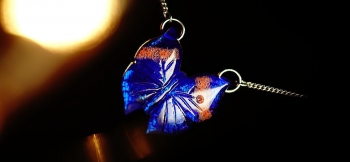 ラフォルム ガラスジュエリー ガラスアクセサリー Indian Leaf Butterfly 美しいコノハチョウのイメージを表現した、世界にひとつのオリジナルペンダントが完成いたしました。美しく煌びやかな表側は、モルフォチョウのような美しいブルーの…