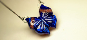 Indian Leaf Butterfly 美しく煌びやかな表の表情。内部のラメが光の当たり方や見る角度で表情を変えます。 ラフォルム ガラスジュエリー ガラスアクセサリー