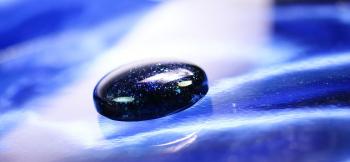 ラフォルム ガラスジュエリー ガラスアクセサリー Blue sparkling jewel 濃い目のブルーに美しいブルーの煌きが大変に美しいオブジェです。裏面も側面も全てが美しく輝きます。

