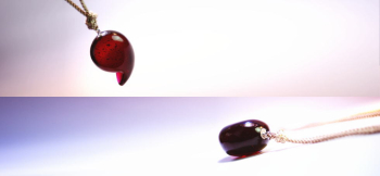 Winered of Spirit 表裏の丸みを少し抑えながらも、全体に丸みがある魅力的なフォルムです。 ラフォルム ガラスジュエリー ガラスアクセサリー