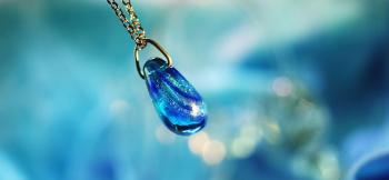 ラフォルム ガラスジュエリー ガラスアクセサリー Spiral of blue ～ 青の螺旋 ～ 水色から青の濃淡のカラーに、ガラスの王様と呼ばれているダイクロ偏光ガラスを使用しています。優しい色合いと美しい輝きの流れを表現した小ぶりのしずくのネッ…