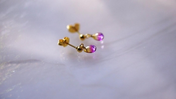 ラフォルム ガラスジュエリー ガラスアクセサリー プチカットしずくピアス / パープル×イエロー 6mmほどのちっちゃなカットプチしずくのスイングピアス♪光を反射しながら細かく揺れ、耳元を可愛らしく彩ってくれます。こちらはパープルとイエローのバイカ…