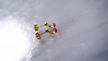 ラフォルム ガラスジュエリー ガラスアクセサリー プチカットしずくピアス / ピンク×グリーン 6mmほどのちっちゃなカットプチしずくのスイングピアス♪光を反射しながら細かく揺れ、耳元を可愛らしく彩ってくれます。こちらはピンクとグリーンのスイカのよ…