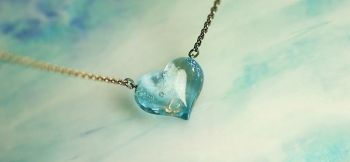 ラフォルム ガラスジュエリー ガラスアクセサリー Pure plump heart クリアーと淡いブルー系をメインにした、ふっくらハートです。
透明感のあるブルー系を何色か使用し、ガラスの王様と呼ばれているダイクロ偏光ガラスを何種類か使用して散り…