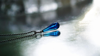 Raindrop / ターコイズブルー 爽やかな色合いのしずくタイプペンダント。 ラフォルム ガラスジュエリー ガラスアクセサリー
