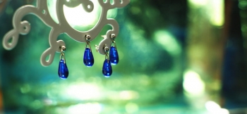 ラフォルム ガラスジュエリー ガラスアクセサリー Lovely drops 小さな雨粒がぽつぽつとこぼれてくるような、小さなしずくのピアスです。耳元にとても可愛らしく揺れます。写真は2セット。