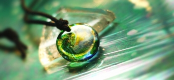 ラフォルム ガラスジュエリー ガラスアクセサリー Green Brightness ～ Flow  ～ フォルムはシンプルな円形で、身に着け易く飽きのこないタイプです。内部は、グリーン、コバルトブルー、アンバーなどを使用しています。またグリーンの美…