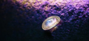 ラフォルム ガラスジュエリー ガラスアクセサリー 魅惑の月明かり クリアーに眩く輝く美しさは、宇宙の一角を見ているようなイメージです。パープルやゴールドの輝きはダイクロ偏光ガラスの輝きで偏光して見えます。太陽光の下で嵌めていただきますと、一層輝いて…
