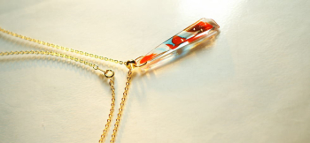 Glass tie 細長タイプのフォルムのペンダント。金の箔を散らしています。 ラフォルム ガラスジュエリー ガラスアクセサリー