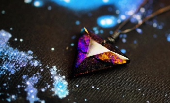 ラフォルム ガラスジュエリー ガラスアクセサリー True Triangle ～ Eternal universe ～ 無限に広がる宇宙に浮かぶ神秘的に煌く銀河。その美しさを切り取った世界にひとつのオリジナルペンダントが完成いたしました。深くカット…