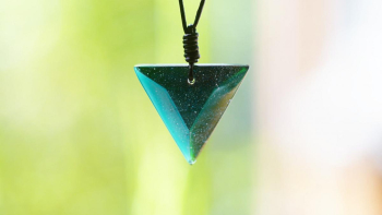 True Triangle ～ Eternal universe ～ ベースは深みのあるアクアマリンブルー。 ラフォルム ガラスジュエリー ガラスアクセサリー