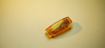 ラフォルム ガラスジュエリー ガラスアクセサリー Dichroic world / バレッタ 直線的でシャープなイメージで、バレッタ金具のアールに合わせたカーブをつけたフォルム。アンバー系の色合いをベースに美しいダイクロ偏光ガラスを全体に施してお作…
