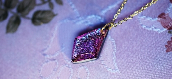 ラフォルム ガラスジュエリー ガラスアクセサリー Multicolor diamond MINI ～ Mysterious eyes ～ アニメのキャラクターの美しい瞳の色を、紫系マルチカラータイプのダイクロ偏光ガラスで再現した、美しいひし形ペンダ…
