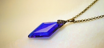 ラフォルム ガラスジュエリー ガラスアクセサリー Smooth rhombus ～ Blue glitter ～ コバルトブルーをベースカラーに、ブルーからパープル系の美しいラメの煌きを閉じ込めた、滑らかなフォルムのひし形ペンダントです。アンティー…