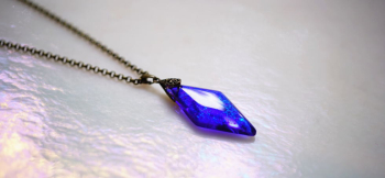 Smooth rhombus ～ Blue glitter ～ 厚みを抑えた滑らかなひし形のフォルムです。 ラフォルム ガラスジュエリー ガラスアクセサリー