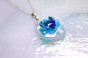 Blue Rose in White Drop ブルー系の細かな粒ガラスを丁寧に組み合わせ、ガラスの中に咲く一輪の薔薇を表現した、ドロップフォルムのオリジナルペンダント。 ラフォルム ガラスジュエリー ガラスアクセサリー