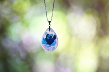 Blue Rose in White Drop 花びらを重ねるように繊細に重ねた粒ガラスが、見る角度や光のあたり方で印象を変え、優しくも凛とした表情を魅せてくれます。 ラフォルム ガラスジュエリー ガラスアクセサリー