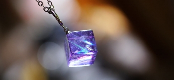 ラフォルム ガラスジュエリー ガラスアクセサリー Lavender cube ～ Rainbow flash ～ 神秘的なラベンダー色をベースにした、キューブ(立方体)フォルムのイヤリング(片耳用)です。自然光では赤紫系に、蛍光灯には淡いパウダーブ…