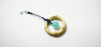 Banboo Milky Planet 藍色の紐でピアス金具から吊り下げております。 ラフォルム ガラスジュエリー ガラスアクセサリー