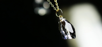 ラフォルム ガラスジュエリー ガラスアクセサリー Crystal moon rock 破損されたお手持ちのバカラのフックイヤリングを、ペンダントにリメイクした世界に一つのオリジナルペンダントに仕上げました。透明感のあるバカラの素材感を大切に、表面へ…