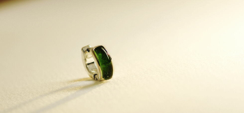 dear green eye / フープピアス 猫ちゃんの目の色を再現。内部には「思い出の大切なもの」を封入しています。 ラフォルム ガラスジュエリー ガラスアクセサリー
