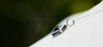 Gentle violet トップ全体を包み込むようにシルバー枠を施しています。 ラフォルム ガラスジュエリー ガラスアクセサリー