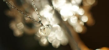 ラフォルム ガラスジュエリー ガラスアクセサリー Pure heart ～ 初雪  ～ 小雪降る朝、水溜りは氷となり、その氷の上には粉雪が降り積もり始めました。そんな一瞬の風景を小さなハートに表現してみました。光を吸収しますと、眩いほど強い光を放ち…