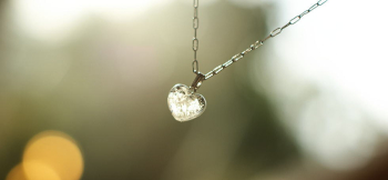 Pure heart ～ 初雪  ～ 可愛らしい、ふっくらした小ぶりのハートです。 ラフォルム ガラスジュエリー ガラスアクセサリー