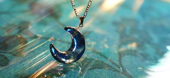 ラフォルム ガラスジュエリー ガラスアクセサリー Crescent ～ 魅惑の蒼い月 ～ 魅惑的なブルーの濃淡をマーブリングした、立体形の細身の三日月のフォルムです。艶やかな内部には細かな気泡と、とても淡いシルバーの輝きを閉じ込めました。立体のフォ…