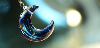 Crescent ~ 魅惑の蒼い月 ~ 美しい立体的な三日月。 ラフォルム ガラスジュエリー ガラスアクセサリー