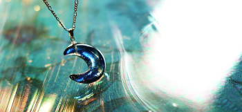 Crescent ~ 魅惑の蒼い月 ~ ブルーの濃淡をマーブル加工しています。 ラフォルム ガラスジュエリー ガラスアクセサリー